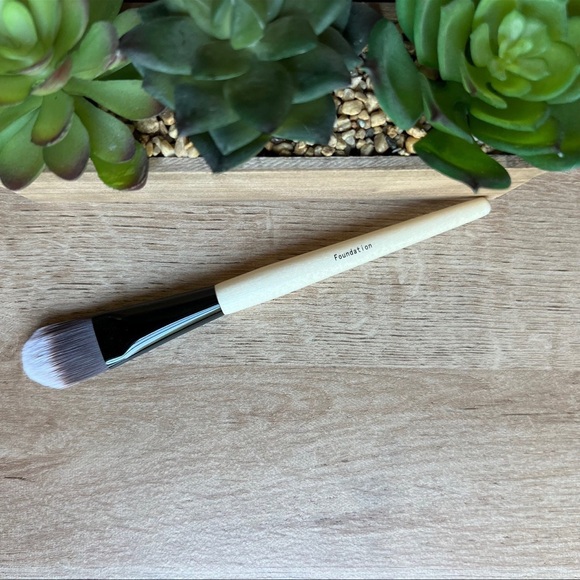 Bobbi Brown Foundation Brush ~New~ - Picture 2 of 10